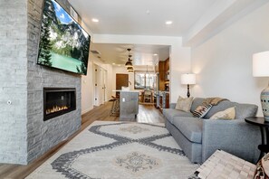 تلفزيون ذكي، مدفأة، مكتبة فيديو