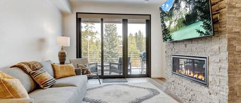 スマートテレビ、暖炉、ビデオライブラリ