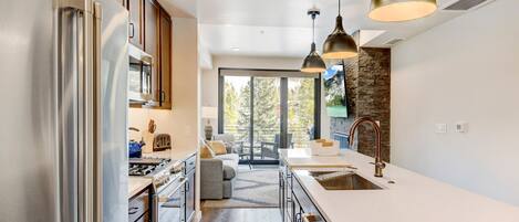 冷蔵庫、電子レンジ、オーブン、コンロ