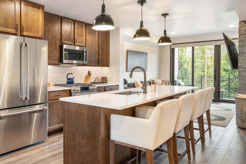 Downtown WP Loft 206 I Great Views I Hot Tub I Heated Garage I Discounted Attractions