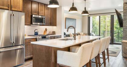Downtown WP Loft 206 I Great Views I Hot Tub I Heated Garage I Discounted Attractions