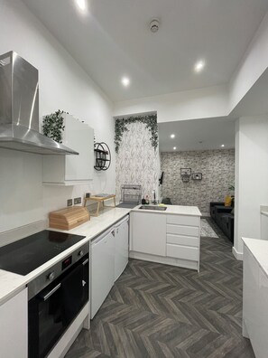 Comfort Apartment | Private kitchen | Mini-fridge, microwave, oven, stovetop
