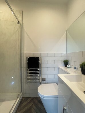 Apartamento conforto | Banheiro | Chuveiro, produtos de toalete grátis, secador de cabelo 