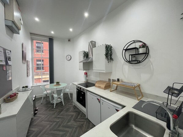 Comfort Apartment | Private kitchen | Mini-fridge, microwave, oven, stovetop