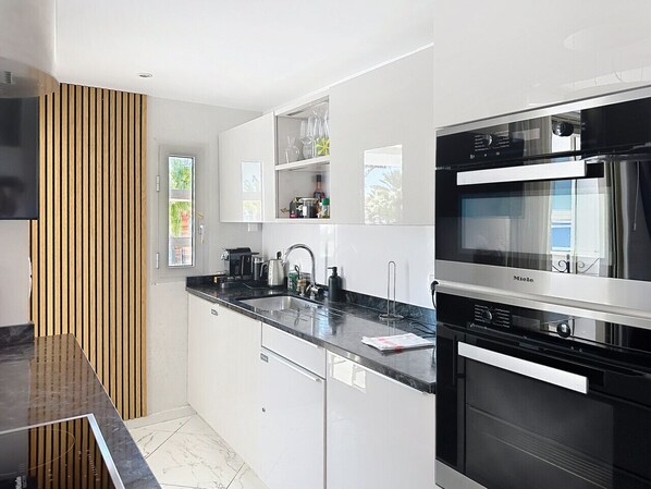 Een koelkast, een microgolfoven, een oven, een kookplaat