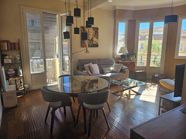 Living area - Large 2-room apartment Riquier near port (Nice)