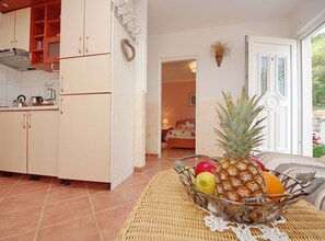 Frigorífico, placa de cocina, tostadora y utensilios de cocina