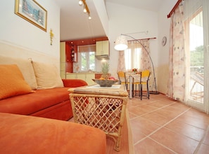 TV - Seafront Apartments Deveron - Studio Apartment with Balcony and Sea View (Jelsa)