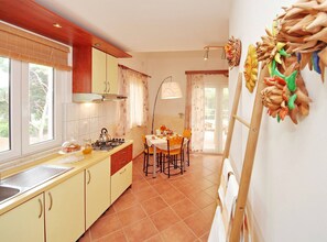 Fridge, stovetop, toaster, cookware/dishes/utensils - Seafront Apartments Deveron - Studio Apartment with Balcony and Sea View (Jelsa)