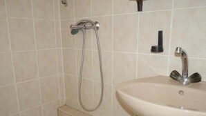 Une salle de bain avec une baignoire, une douche et un lavabo.