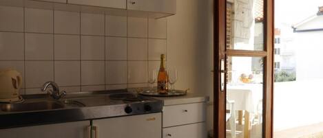 Frigorífic, microones, placa de cuina i cafetera i tetera