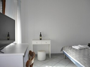 2 bedrooms, iron/ironing board, internet, bed sheets