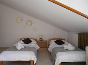 2 dormitorios, tabla de planchar con plancha, Internet y ropa de cama