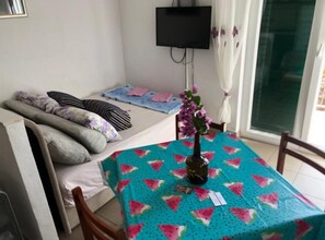 1 dormitorio, tabla de planchar con plancha, Internet y ropa de cama
