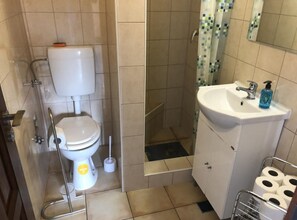 Douche, séchoir à cheveux, serviettes fournies