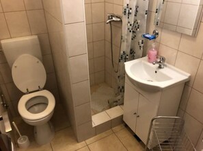 Douche, sèche-cheveux, serviettes fournies