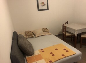 1 chambre, fer et planche à repasser, accès Internet, draps fournis