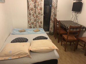 1 habitación, tabla de planchar con plancha, internet y ropa de cama 