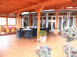 Outdoor dining - Hotel Orion - Triple Room with Mountain View (Ivanec)