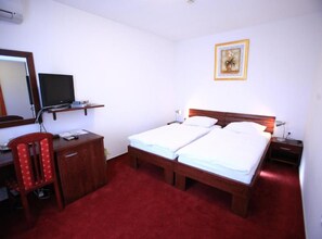 1 bedroom, internet, bed sheets - Hotel Orion - Double Room with Balcony (Ivanec)