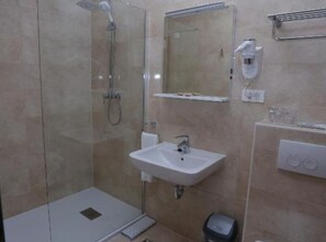 Shower, hair dryer, towels - Hotel Orion - Single Room with Balcony (Ivanec)