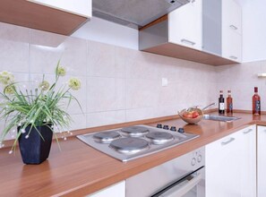 Frigorífico, microondas, horno y lavavajillas
