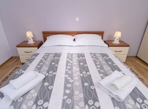 1 habitación, tabla de planchar con plancha, internet y ropa de cama 