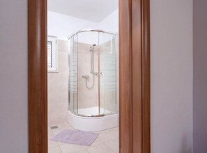 Dusche, Haartrockner, Handtücher