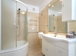 Shower, hair dryer, towels - One Bedroom Apartment with Terrace and Sea View (Vrboska)