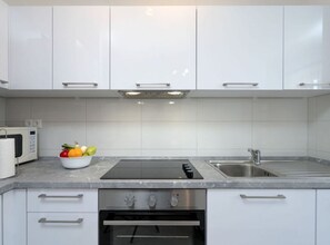 Kühlschrank, Mikrowelle, Ofen, Geschirrspüler