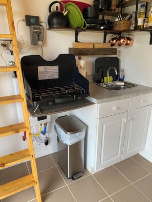 Køleskab, kaffe-/temaskine, elkedel, køkkentøj/tallerkener/redskaber