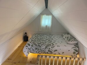 1 bedroom, bed sheets - The Greenhouse - New River Gorge National Park (Rainelle)