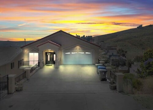 Spacious 5-bedroom house in welcoming Spring Valley with AC, WiFi