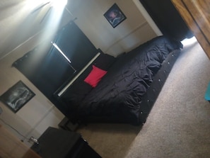 3 bedrooms, in-room safe, desk, iron/ironing board - Charming 3-bedroom house in peaceful Goddard with AC, WiFi (Goddard)