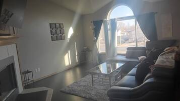 Smart TV, chimenea, reproductor de DVD y futbolito