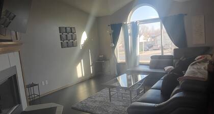 Charming 3-bedroom house in peaceful Goddard with AC, WiFi