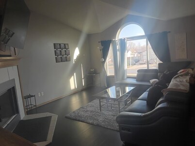 Charming 3-bedroom house in peaceful Goddard with AC, WiFi