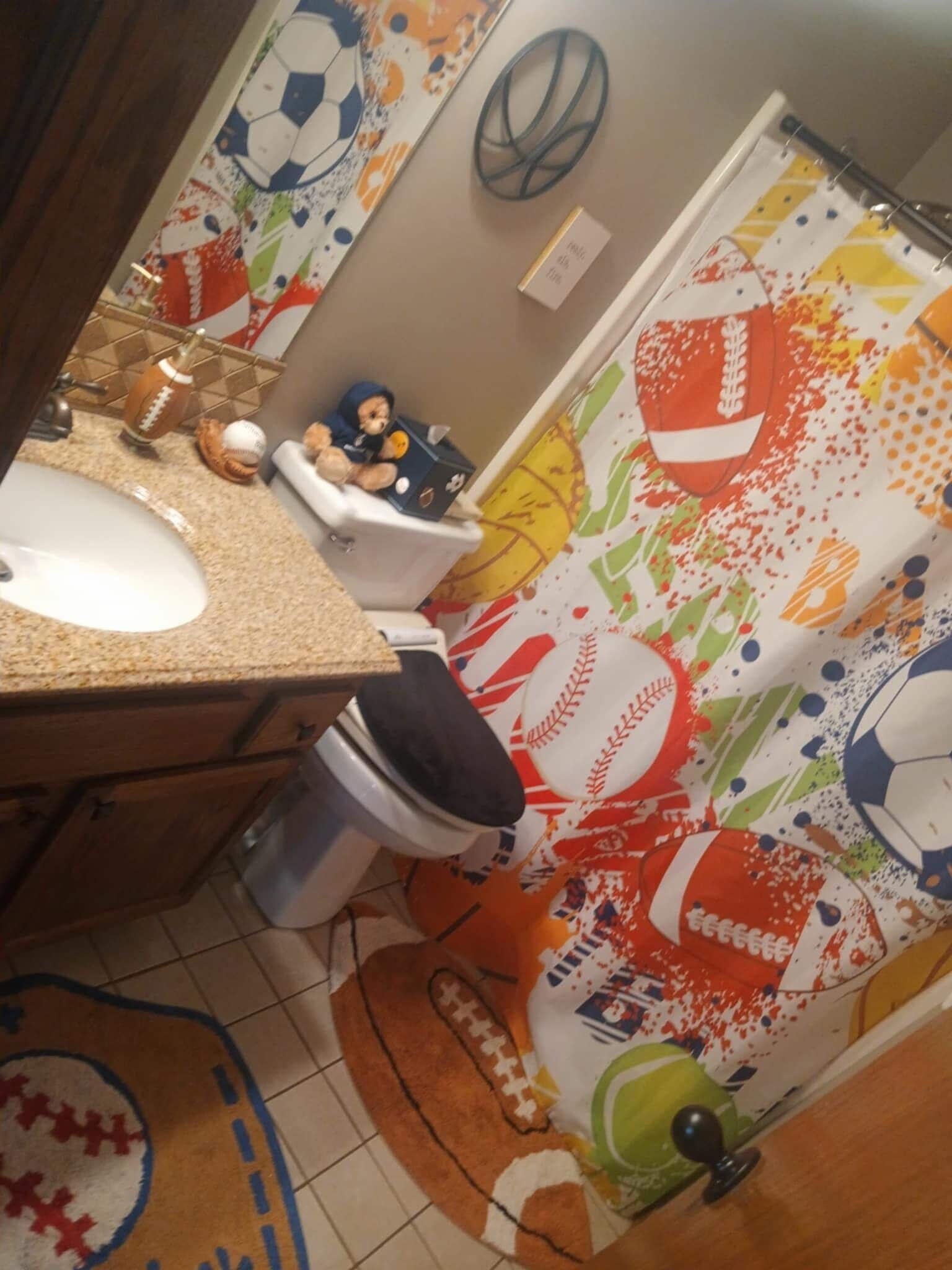 Douche, sèche-cheveux, bidet, serviettes fournies