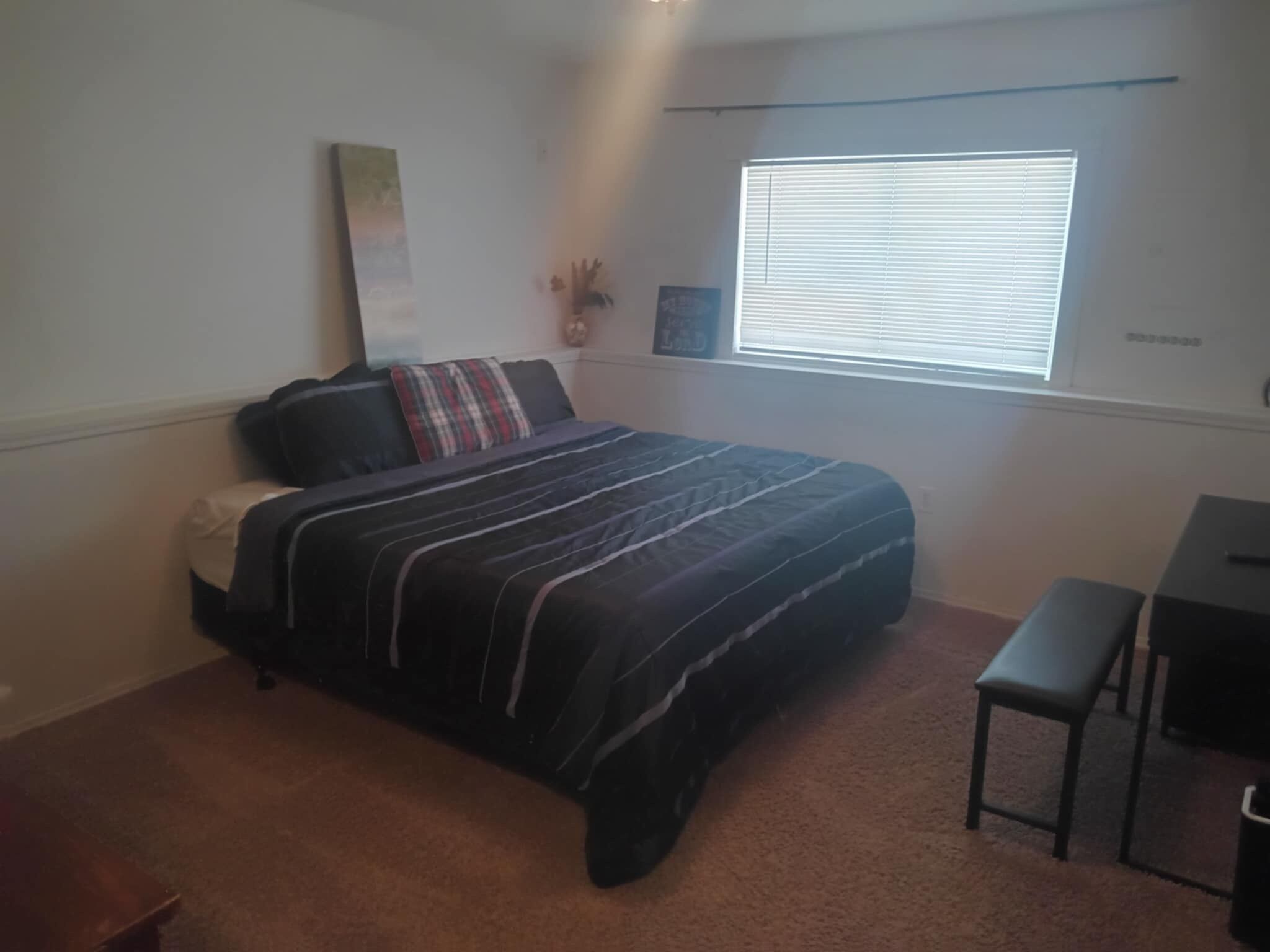 3 chambres, coffres-forts dans les chambres, bureau