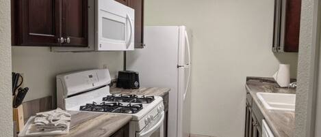 Kylskåp, mikrovågsugn, spishäll och diskmaskin