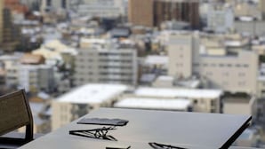 Ein Tisch mit Blick auf die Stadtlandschaft im Hintergrund.