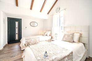 4 Schlafzimmer, Schreibtisch, Bügeleisen/Bügelbrett, Reisekinderbett