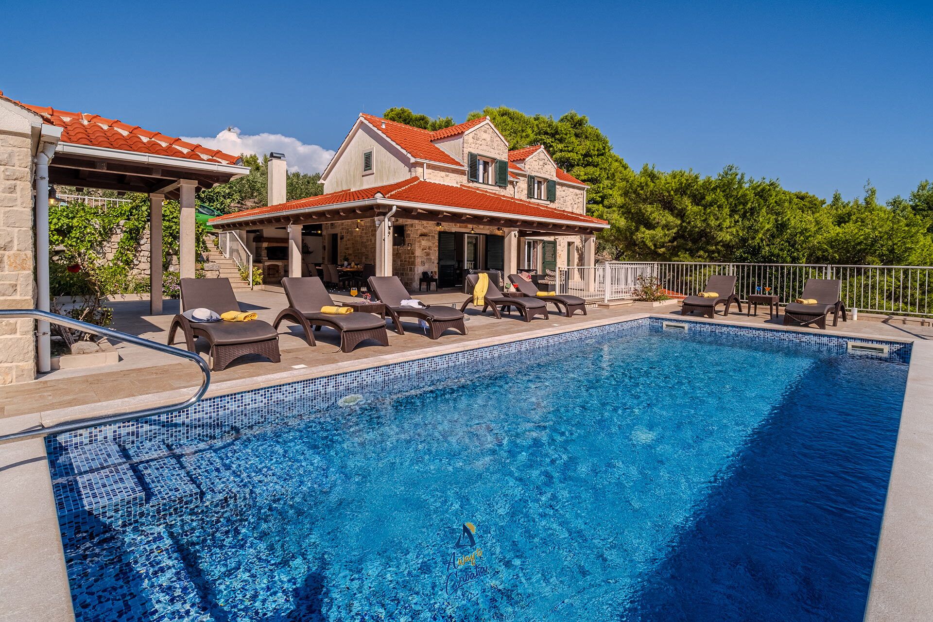 Una piscina al aire libre, una piscina climatizada