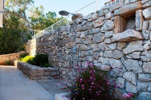 Property grounds - Luxury 4BR Seafront Villa with Heated Pool (Milna)