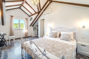 4 bedrooms, desk, iron/ironing board, travel cot - Luxury 4BR Seafront Villa with Heated Pool (Milna)