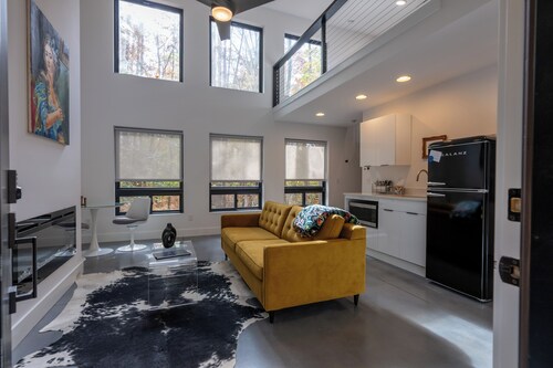 **Cleaning Fee Included** Mini modern cabin nestled in the peaceful hills between Jackson and Putnam County, minutes away from CUMMINS FALLS STATE PARK. Designed for comfort and style, this vacation rental seamlessly blends modern charm with wooded s