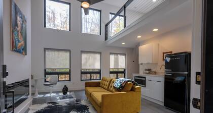 **Cleaning Fee Included** Mini modern cabin nestled in the peaceful hills between Jackson and Putnam County, minutes away from CUMMINS FALLS STATE PARK. Designed for comfort and style, this vacation rental seamlessly blends modern charm with wooded s