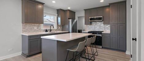 ثلاجة، ميكروويف، فرن، موقد طهي مسطح