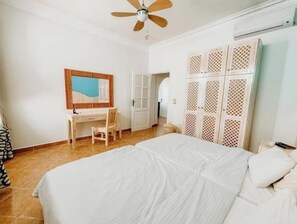 1 habitación, tabla de planchar con plancha, wifi y ropa de cama