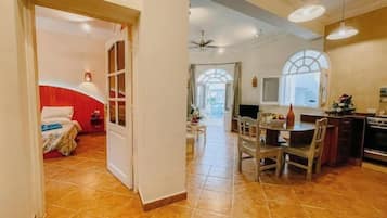 1 habitación, tabla de planchar con plancha y wifi